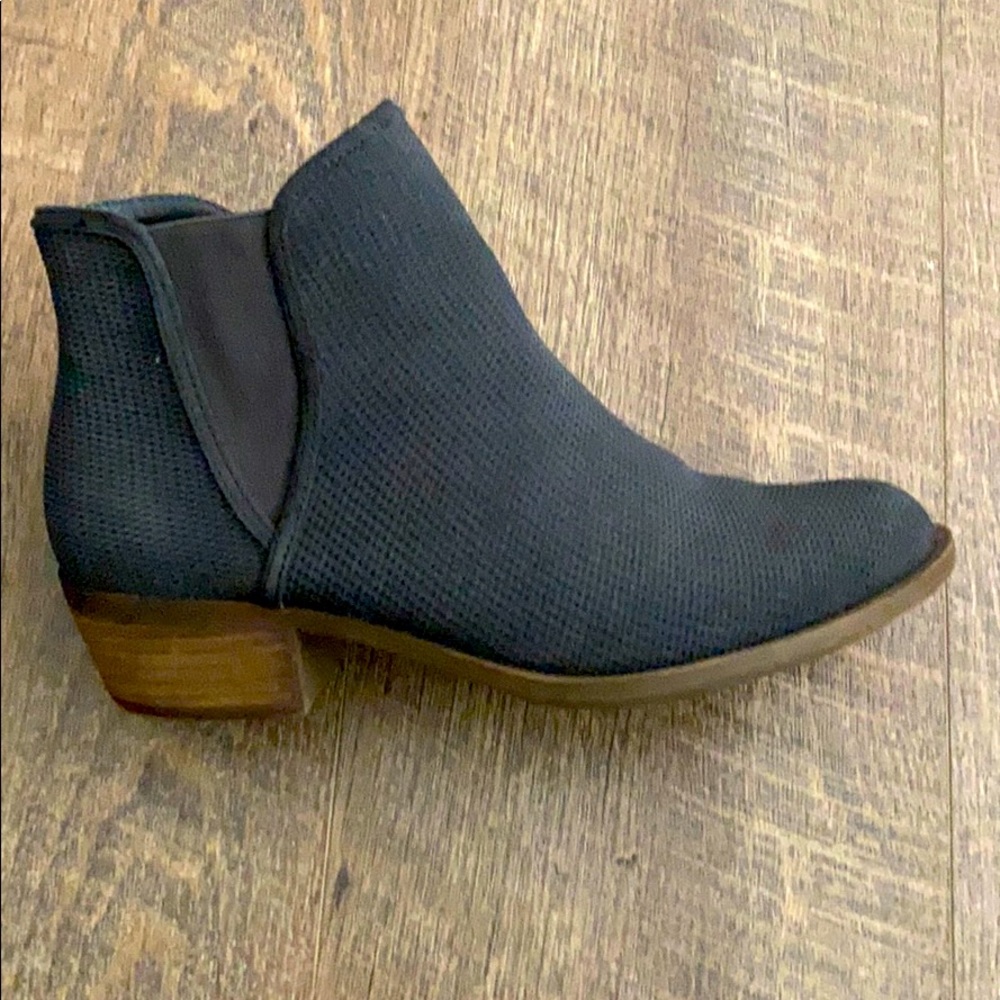 Size 7 Charcoal Gray Kensie Booties